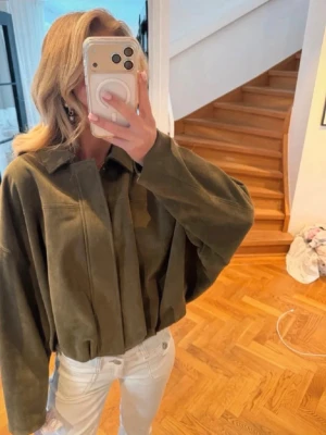 Jacka i mocka   - Supersnygg och populär olivgrön jacka i mocka från Zara! Helt ny med prislapparna kvar! Hör av dig om du vill ha egen bild ❣️