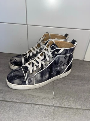 Christian Louboutin sneakers - Säljer dessa riktigt sällsynta high top sneakers från Christian Louboutin. Skorna är i storlek 42 och är i riktigt bra skick. Äkthets certifikat finns från Vestiaire.
