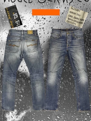 Nudie Jeans Grim Tim blå denim - storlek 29/32 Modell grim Tim Riktigt snygga nudies som har snygga slitningar och as snygga fades Slimfit Sitter bra på kroppen med snygg passform  Modellen är 180cm lång och väger 55kg  Mått: Längd 103cm Midja 39cm Benöppning 17cm Lår 24cm  Skriv om ni har några frågor  Fraktas samma eller nästa dag🚛
