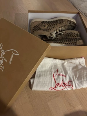 Beige Christian Louboutin sneakers  - Lite slitna därför priset. Box och dustbags finns 