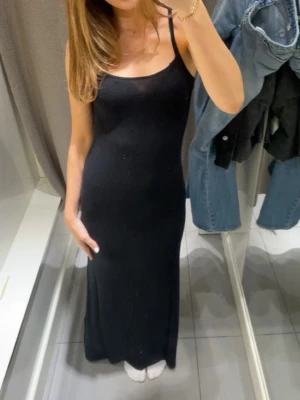 Långklänning - Svart enkel långklänning. Perfekt till sommaren! Går precis till marken på mig som är 174cm💕