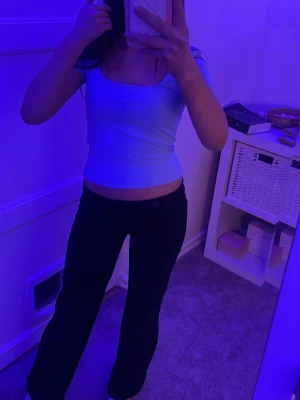 Urringad tröja - Jag säljer en ljusblå tröja som är urringad både fram och bak. Den är skön, snygg och har ett fint skick. Denna tröja är i storlek XS och är från Gina Tricot. Hör av er om ni har frågor eller om ni vill ha fler bilder💕