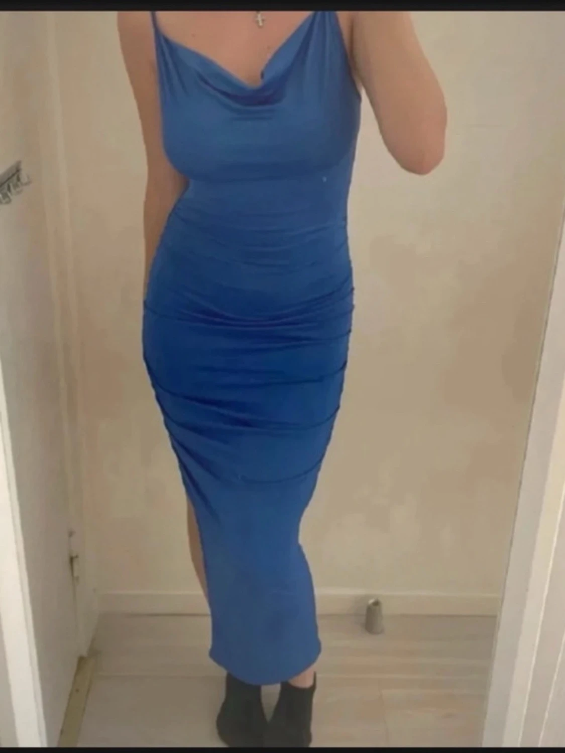 Blå långklänning med slits