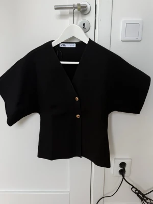 Svart kortärmad topp från Zara - Jättefin topp från Zara som var jätte populär för ett tag sen och som nu inte längre finns i deras sortiment. Nästan aldrig använd, kanske använd 2-3 gånger🩷