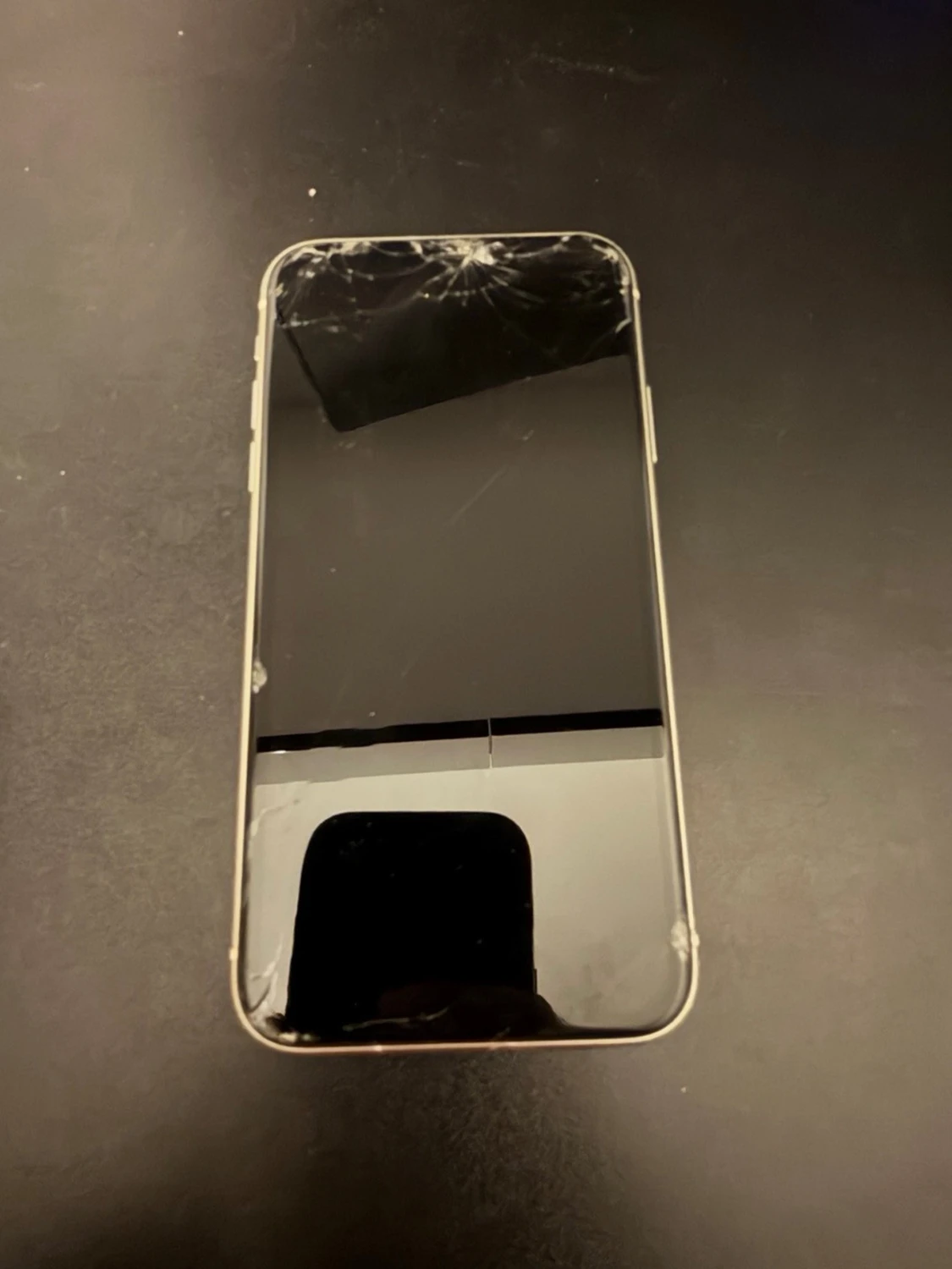 Vit iPhone 11 med dubbla kameror - 3