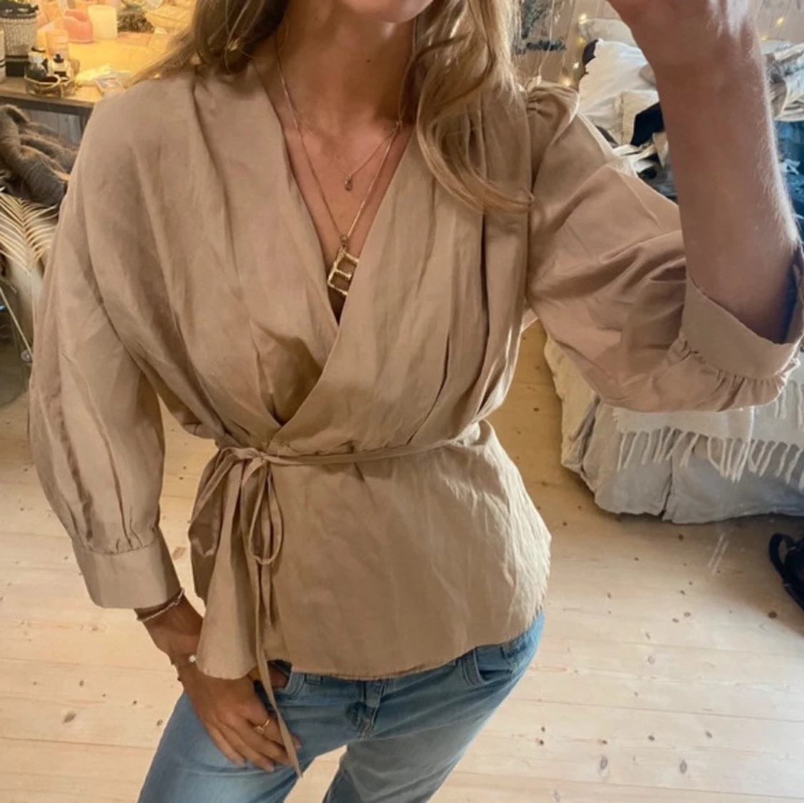 Beige omlottblus med knytband