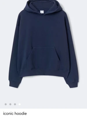 Gina basic hoodie - PRIS KAN DISKUTERAS! En enkel marinblå hoodie med huva och avslappnad passform. Hoodien har långa ärmar och ribbade muddar vid ärmslut och nederkant. Perfekt för en chill och stilren look. Materialet känns mjukt och bekvämt, troligen bomull eller bomullsblandning.