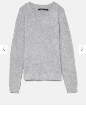Ljusgrå stickad tröja  - Mysig ljusgrå stickad tröja  med rund halsringning och långa ärmar. Tröjan har en enkel, rak passform och ribbade muddar vid ärmslut och nederkant. Perfekt att matcha med jeans eller kjol för en chill look.