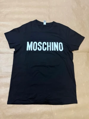 Svart Moschino T-shirt - Helt Ny har aldrig använts. Storlek S