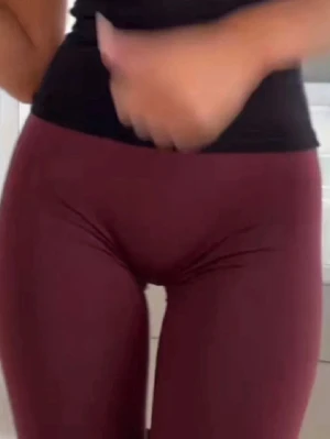 Vinröda tights från ICANIWILL - Säljer ett par vinröda tights från ICANIWILL. De är tillverkade i ett stretchigt material som sitter tight mot kroppen och har hög midja. Perfekta för träning eller chill. Diskret logga vid höften. Har en lagad söm vid ena benet