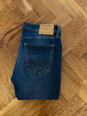 Jack&Jones jeans  - Säljer ett par schyssta jack&jones jeans i fint skick | Size: W32 L30 | Modell: Skinny/Liam. Sitter slim och  snygg färg populär färg