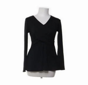 Svart omlottopp  - Stilren och bekväm topp som ger en så snygg form, lika perfekt för vardagen som för finare tillfällen 🎀