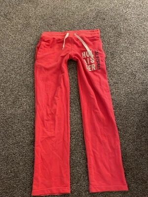 Röda mjukisbyxor Hollister - Mjukisbyxor från Hollister. Dem har ett jätte litet hål på innersidan av ena benet men ingenting man ser eller tänker på