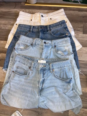 Ljusa denimshorts från H&M - Säljer 4 par denimshorts från H&M med klassisk femficksdesign i olika färger. Shortsen har hög midja och är tillverkade i bomull för en bekväm känsla. Perfekta för varma dagar och enkel att matcha med olika toppar. 50kr styck eller 200 kr för alla. Kontakta vid frågor