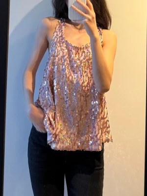 Rosa paljettlinnetopp, strl M - Festtopp från Gina Tricot