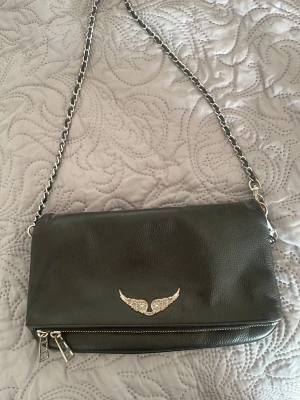 Svart zadig väska - Har inga äxteskapa bevis mer än loggan på sista bilden, då jag fick den i födelsedagspresent år 2022. Så den är använd. Kan gå ner i pris 