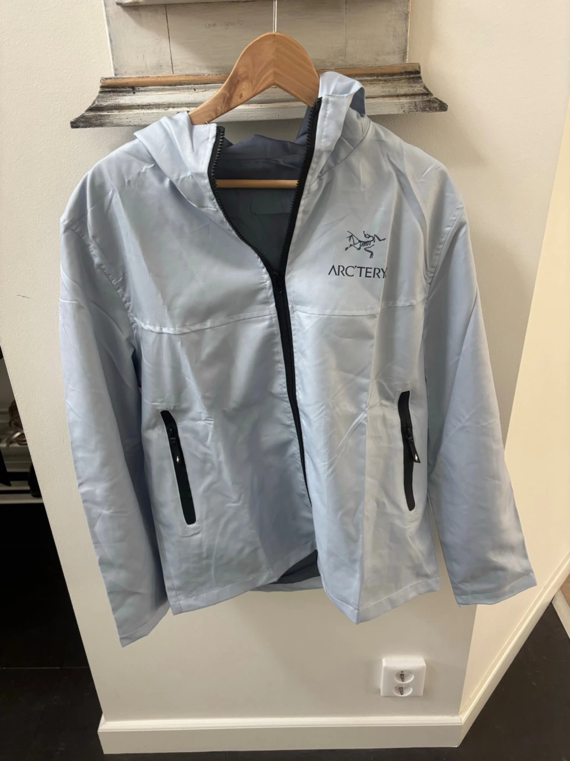 Ljusblå vindjacka från Arc'teryx