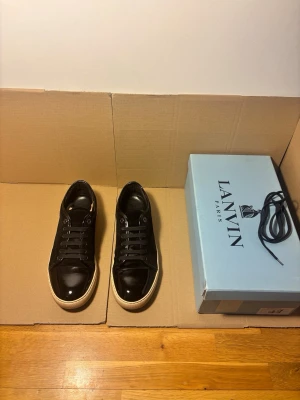 Lanvin Dbb1 Patent Cap Toe Sneaker Black 44 - Storlek 44 (passar 45), nypris ~5000kr, 100% äkta