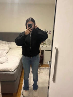 Blå bootcut jeans från Only - Säljer ett par ljusblå bootcut jeans från Only med klassisk femficksdesign och skinnpatch bak i midjan. Jeansen har en lätt tvättad look och är tillverkade i bomull med lite stretch för extra komfort. Perfekta för dig som gillar en avslappnad men snygg stil.