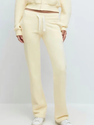 Gula mjukisbyxor med snörning - Säljer ett par gula mjukisbyxor med raka ben och bred resår i midjan. Liknar de från Russemerch men är ifrån Gina Tricot. Byxorna har snörning framtill och är tillverkade i mjukt material som passar perfekt för chill dagar. Matcha med hoodie eller crop top för en avslappnad look. Säljer då de för korta för mig som är 164 ca. Använda en gång.