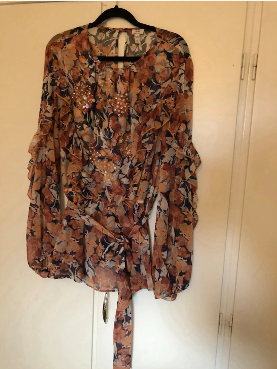 Blommig blus med volangärmar och paljetter River Island  - 1