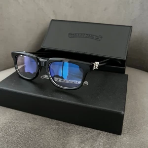 Chrome Hearts Vagillionaire II - Snygga svarta solglasögon från Chrome Hearts med rektangulära bågar och spegelblå glas. Sidorna har coola silverdetaljer som ger en exklusiv känsla. Kommer med originalfodral och box. Priset är ej hugget i sten är öppen för förslag 