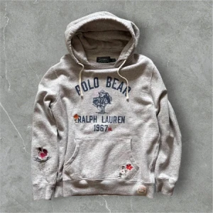 Ralph Lauren bear hoodie - Grå hoodie från Ralph Lauren Mjuk bomullskvalitet och långärmad passform. Nypris ligger runt 3300kr. (Pris kan diskuteras!)