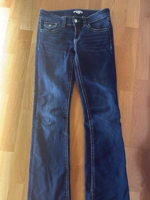 Lågmidjade jeans  - Snygga mörkblå lågmidjade bootcut jeans. Storlek 158 men funkar för mig som är 165! Pris kan diskuteras💕