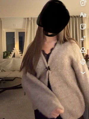 Brun Lindex cardigan  - Säljer en jätte söt kofta som man kan ha på sig när de blir lite kyligt🥰💕💕