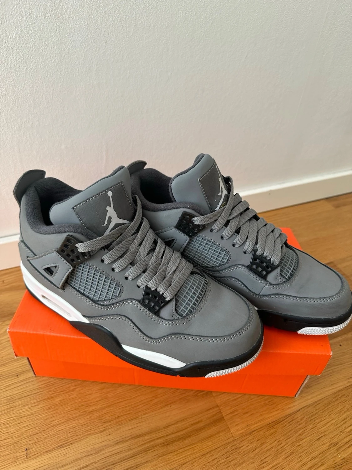 Gråa Air Jordan 4 Retro sneakers