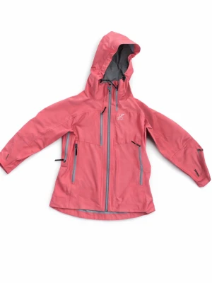 Rosa vindjacka med huva från Revolutionrace  - Snygg rosa vindjacka från Revolutionrace med justerbar huva, flera dragkedjeförsedda fickor och ventilerande dragkedjor under armarna. Jackan har en sportig look och är tillverkad i ett lätt, vindtätt material. Perfekt för dig som gillar outdoor och streetstyle.