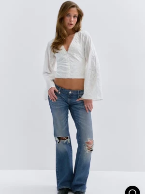 Loose bootcut jeans - Säljer ett par blå loose bootcut jeans med slitningar på knäna och broderade bakfickor. Jeansen har låg midja och klassisk femficksdesign. Perfekta för en avslappnad och trendig look.