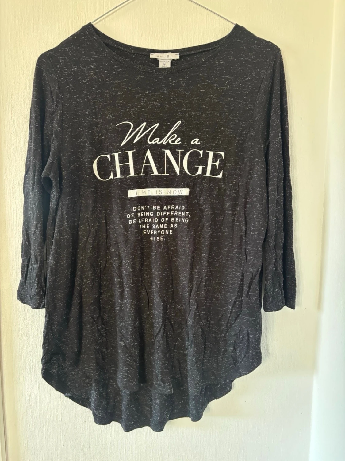 Svart topp med texttryck och trekvartsarm