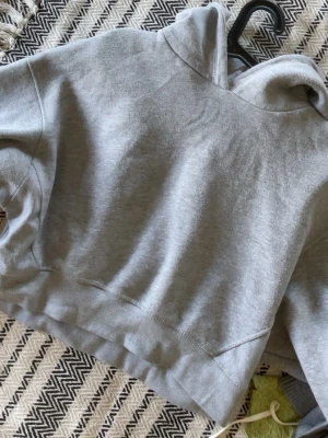 Grå hoodie  - Grå hoodie