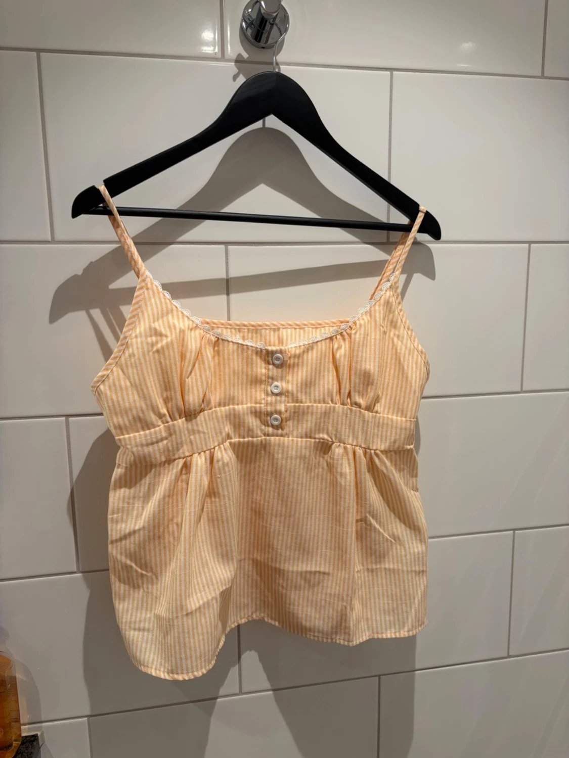 Gulvit randig linnetopp med spets