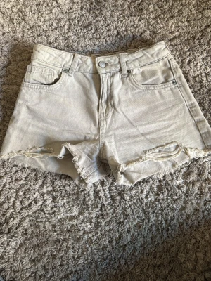Jeansshorts  - Jätte fina jeansshorts från Zara. De är i storlek 140. Perfekt för sommaren 🌸💕