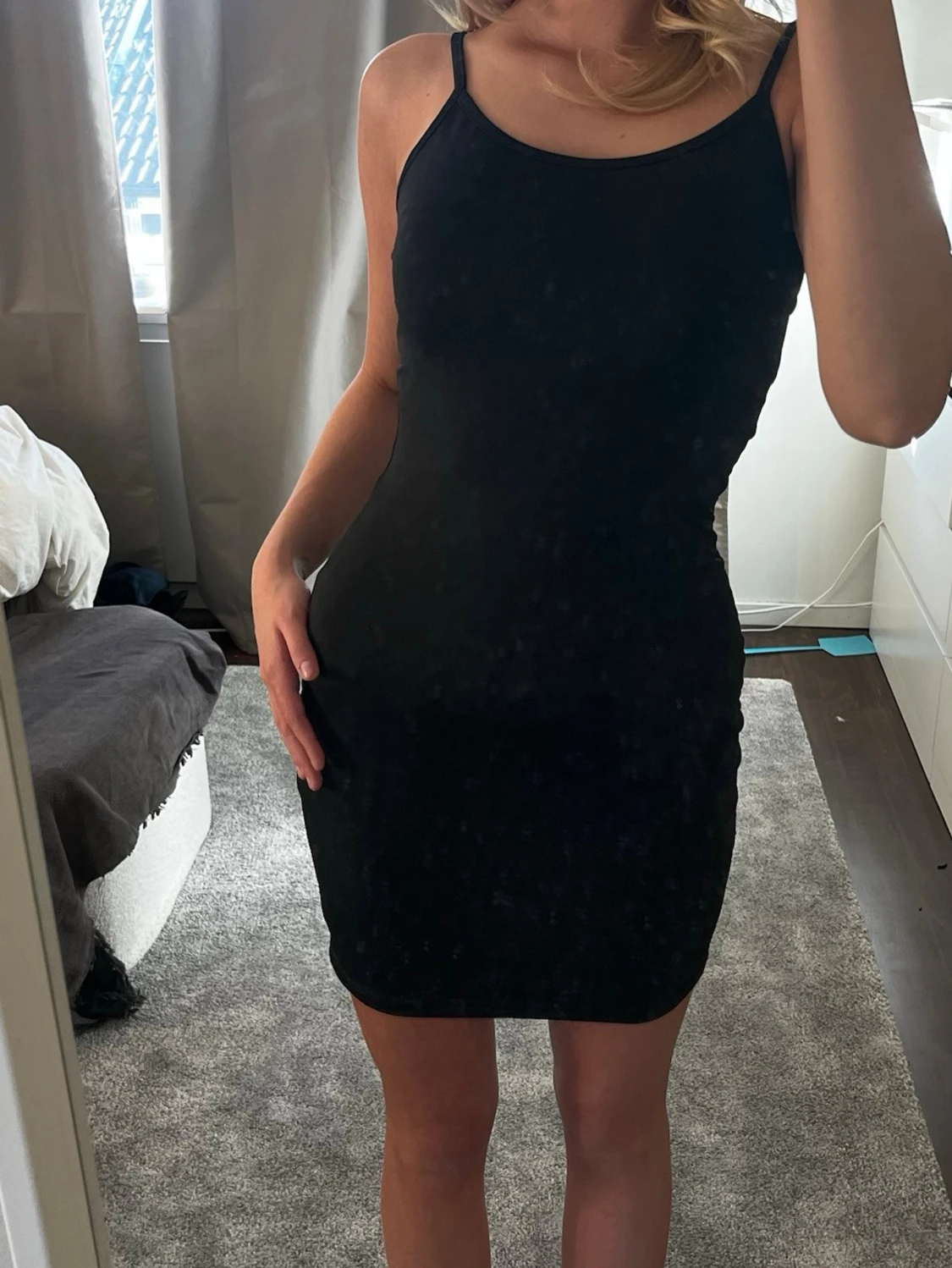 Svart tight kort klänning - 1