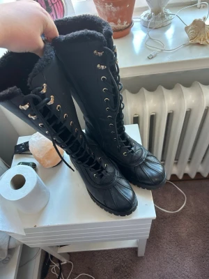 Fina långa stövlar. - Ett par sköna och varma stövlar perfekt för en utekväll.Den har dragkedja och är storlek 38.