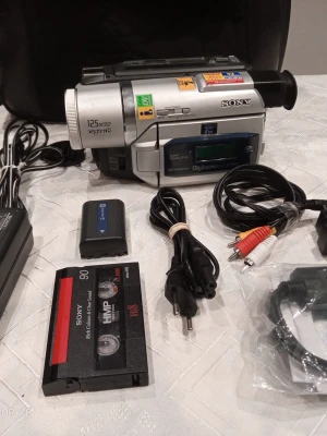 Sony DCR-TRV230E Digital8 för HI8-BAND OCH VIDEO8 videokamera - Säljer en silverfärgad Sony Digital8 videokamera DCR-TRV420E som spelar upp Digital8 (D8) Hi8 och Video8 band/kassett. Den kan även spela 8mm band. har bl.a. Firewire/dv/i-Link, S-video och AV utgångar. med 125x digital zoom, utfällbar LCD-skärm och NightShot-funktion. Medföljer laddare, batteri, AV-kablar och väska . Perfekt för dig som gillar retrofilmning och vill digitalisera gamla minnen.   Ring vid frågor på 0700441696,   Kameran kan skickas, hämtas i Trollhättan eller i Göteborg