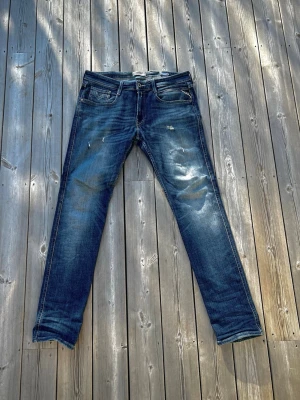 Replay Jeans - Ett par riktigt feta Replay jeans i modellen Anbas alltså slim fit med snygga slitningar runtom. Dom är mörkblåa med snygga fades och inga defekter. Storleken är 33/34 och innan ni ber om mått så finns det på replays hemsida. Kom gärna Pm för fler frågor men inga skambud.