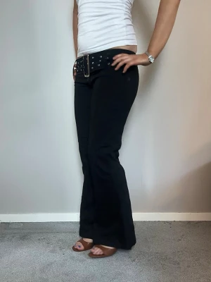 bootcutjeans med bälte - sååå coola bootcut jeans med insytt bälte! köpta på beyond retro och står ingen storlek men skulle säga 34 eller 36💕