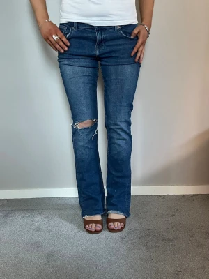 bootcut jeans - så fina bootcut jeans från bershka! står ingen storlek men skulle säga M! Jeansen är avklippta då de var för långa för mig annars i bra skick💕