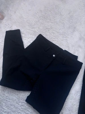 Svarta byxor från CRW - Snygga svarta ridbyxor från CRW  nästan helt nya tror jag har använd dom Max 1-2 gånger