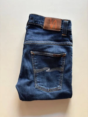 Nudie Thin Finn 31/32 - Litet slitage på höger ben.