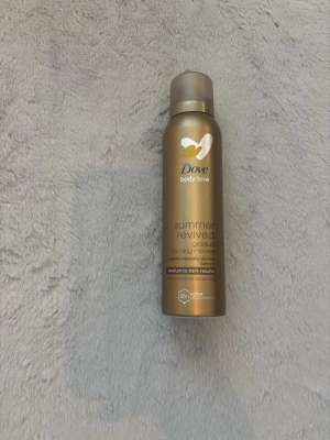Dove tanning mousse - Dove tanning mousse som jag bara testat hälla på en handske 1 gång så jag använde inte mycket alls. Medium till dark resultat. 150ml