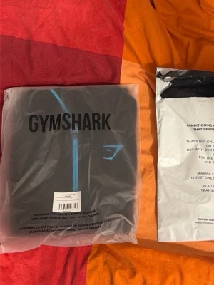 Gymshark Onyx 5.0 Hoodie Medium - Black/ Grey Onyx - Plagget kommer bli oerhört sällsynt iom den kommer aldrig släppas igen. Perfekt för dig som vill ha ett skönt plagg och starkare motivation inom träning.   Har öppnat ytterförpackningen eftersom jag fick flera paket samtidigt och behövde kontrollera färgerna. Själva hoodie förpackningen är helt orörd.  Kan skicka över kvitto om det önskas!