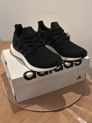 Adidas Ultraboost 1.0 - Adidas Ultraboost 1.0, Skick: 10/10 – helt oanvända, kommer med originalbox. Vid frågor eller intresse, skicka gärna ett DM.