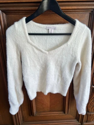 CROPPAD 90s TOPP - Den här är så mysig och sitter figurnära. Matchas så snyggt med jeans i riktig 90s fashion anda 