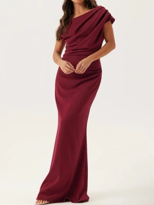 Vinröd långklänning med oneshoulder - Jättefin vinröd långklänning från bubbleroom med oneshoulder-design, draperad överdel och en figurnära passform. Orginalpris 1000kr. Den är ny med prislapp kvar och säljer då den inte riktigt passade mig. Skicka för fler bilder💕