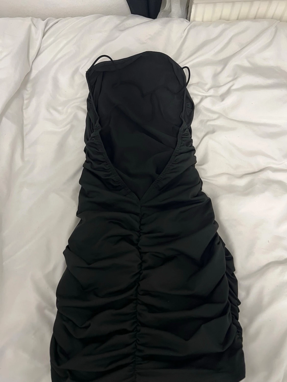 Svart omlottklänning med smala band - 1